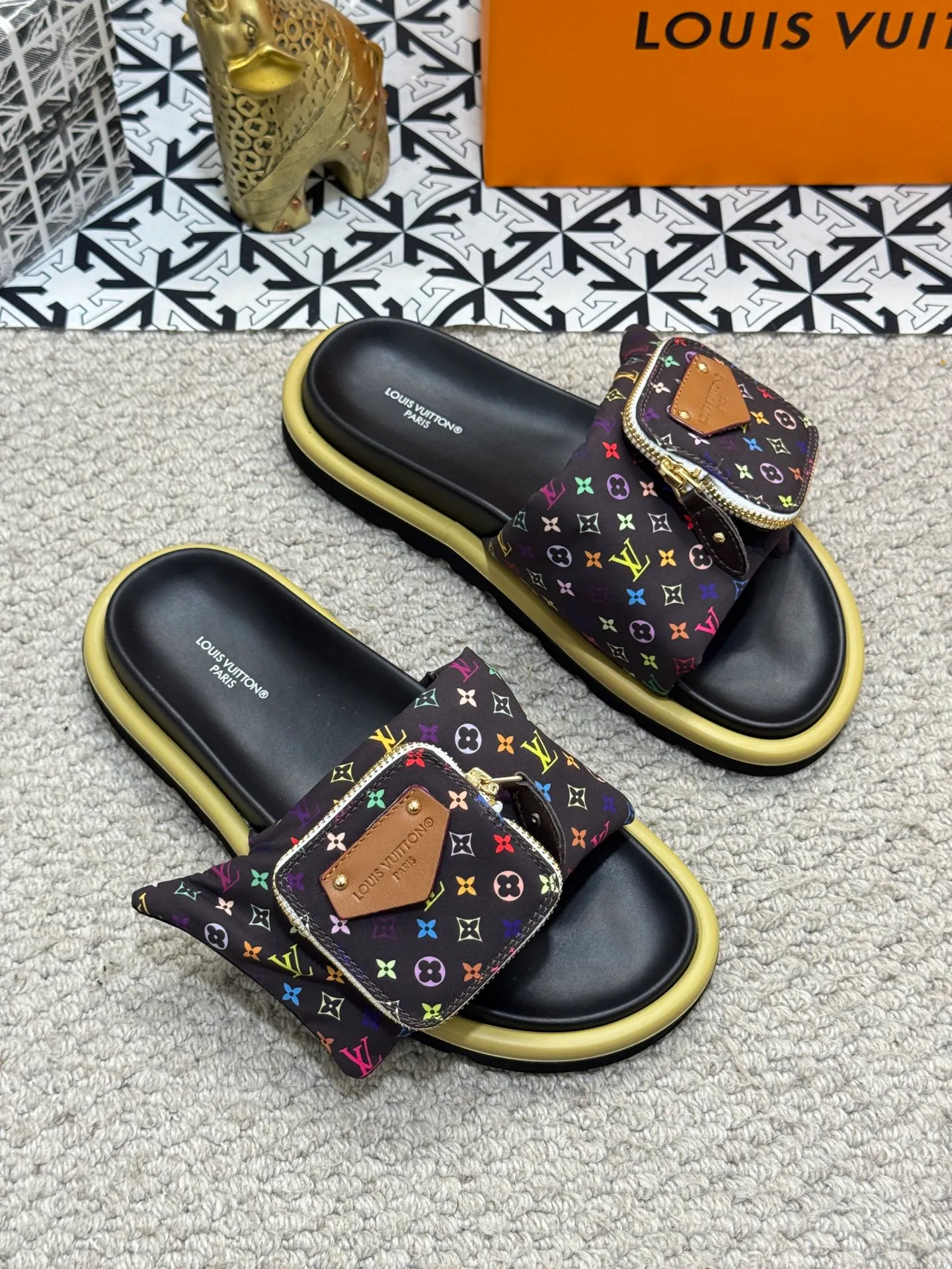 Men's shoes 💰400 [New style] 🦇🦇Top original order [Louis Vuitton] Couple style 👫Spring and summer style🎯🎯As an active family in the fashion industry ⭐ Lv is characterized by bold innovation ⚡Fabric down cloth🔥 Combined outsole, clean and tidy ⚡Fashionable and generous🌹Multiple colors available..Size: 36-44 (45 customized